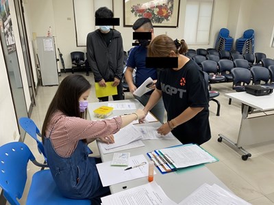 1110810-1.課程開始，觀護佐理員協助學員排隊簽到並予核對資料。