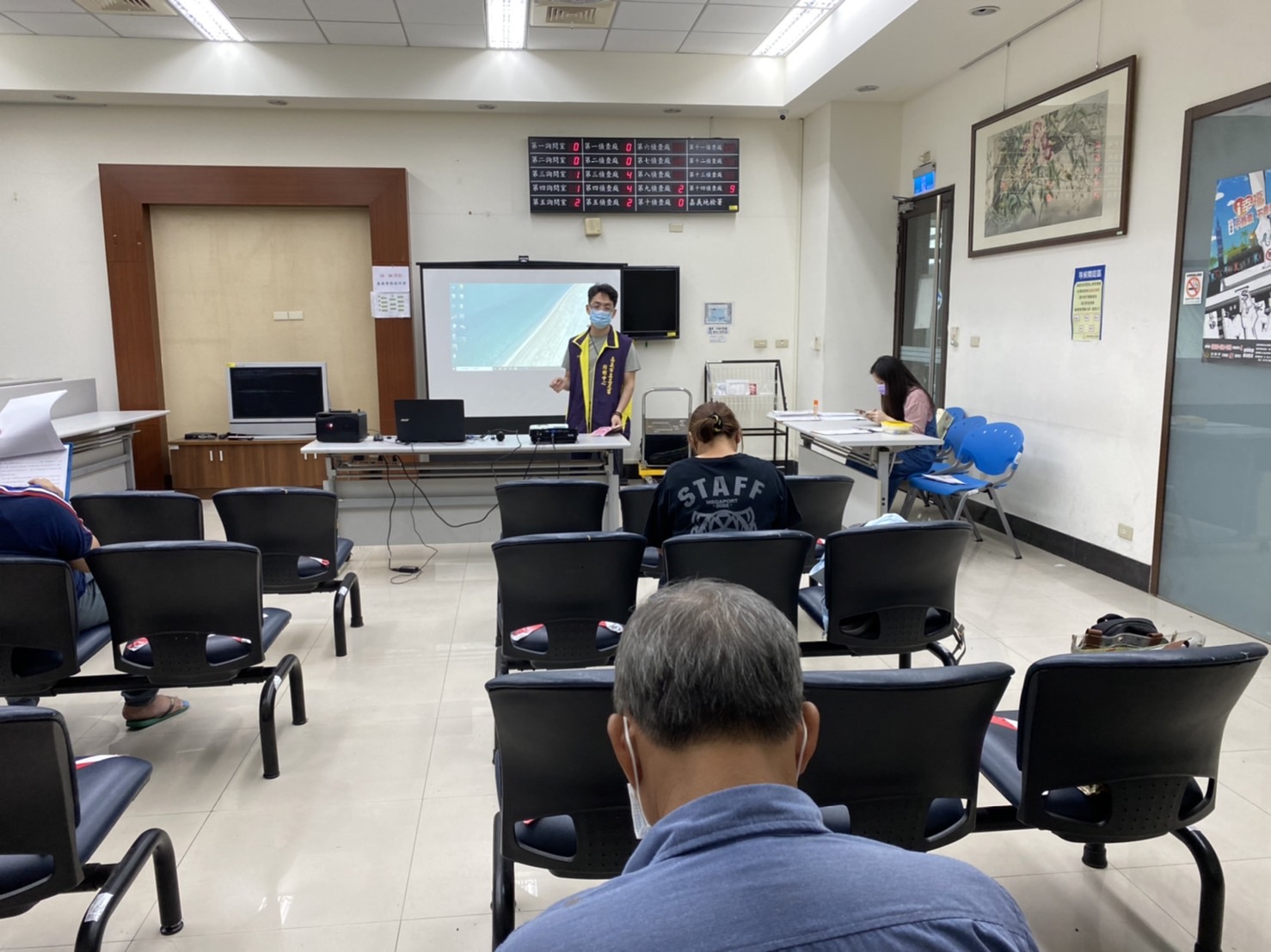 1110810-2.嘉義市毒危中心個管師到場的宣導毒品對人體之危害，所有學員均專注聆聽。