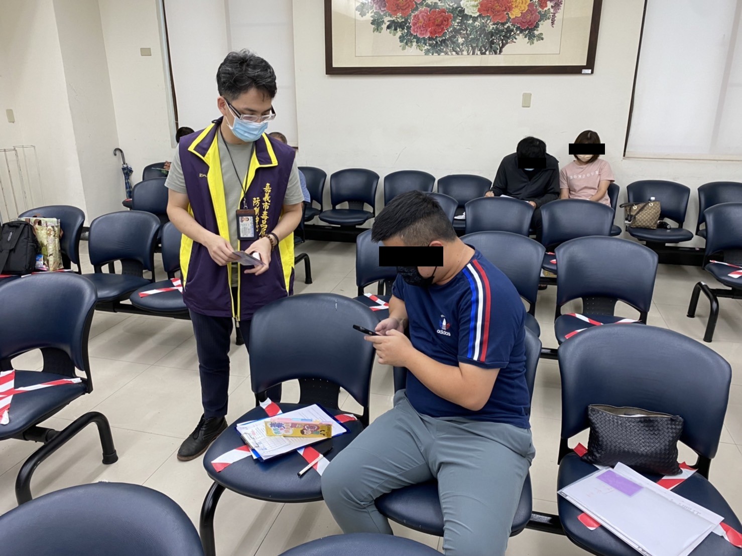 1110810-3.嘉義市毒品危害防制中心個管師邀請學員撥打24小時免付費戒毒成功專線。