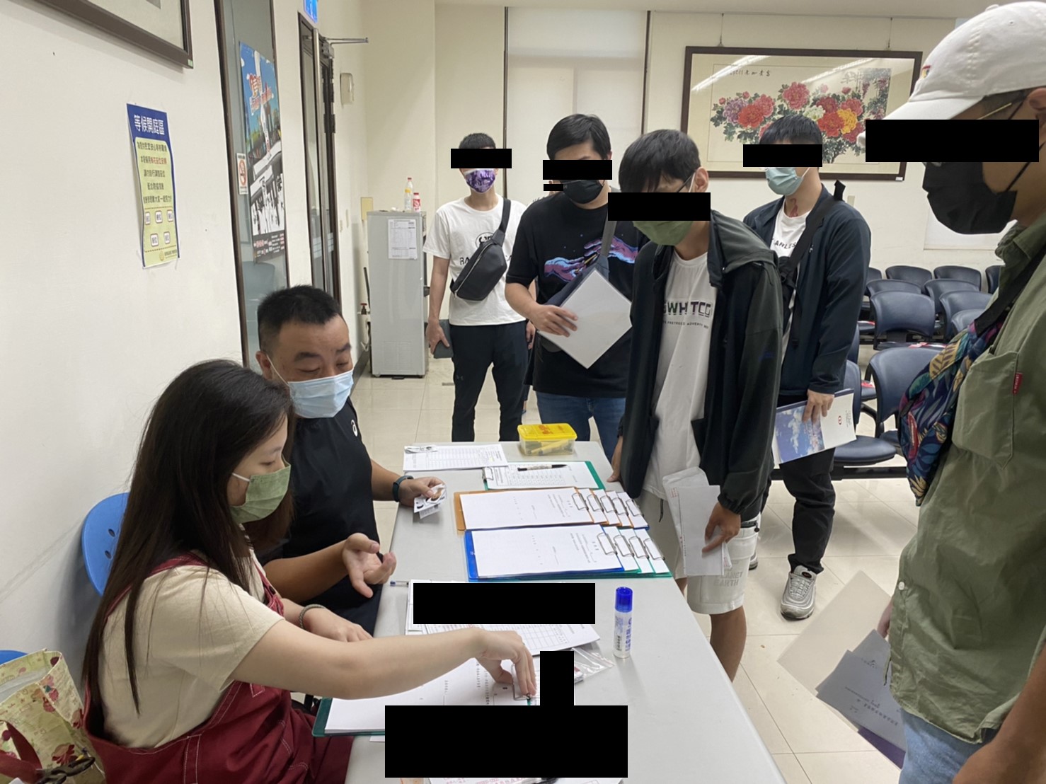 1110914-1.學員們準時到場參加說明會，並由觀護佐理員及觀護人室實習生協助其完成報到程序。