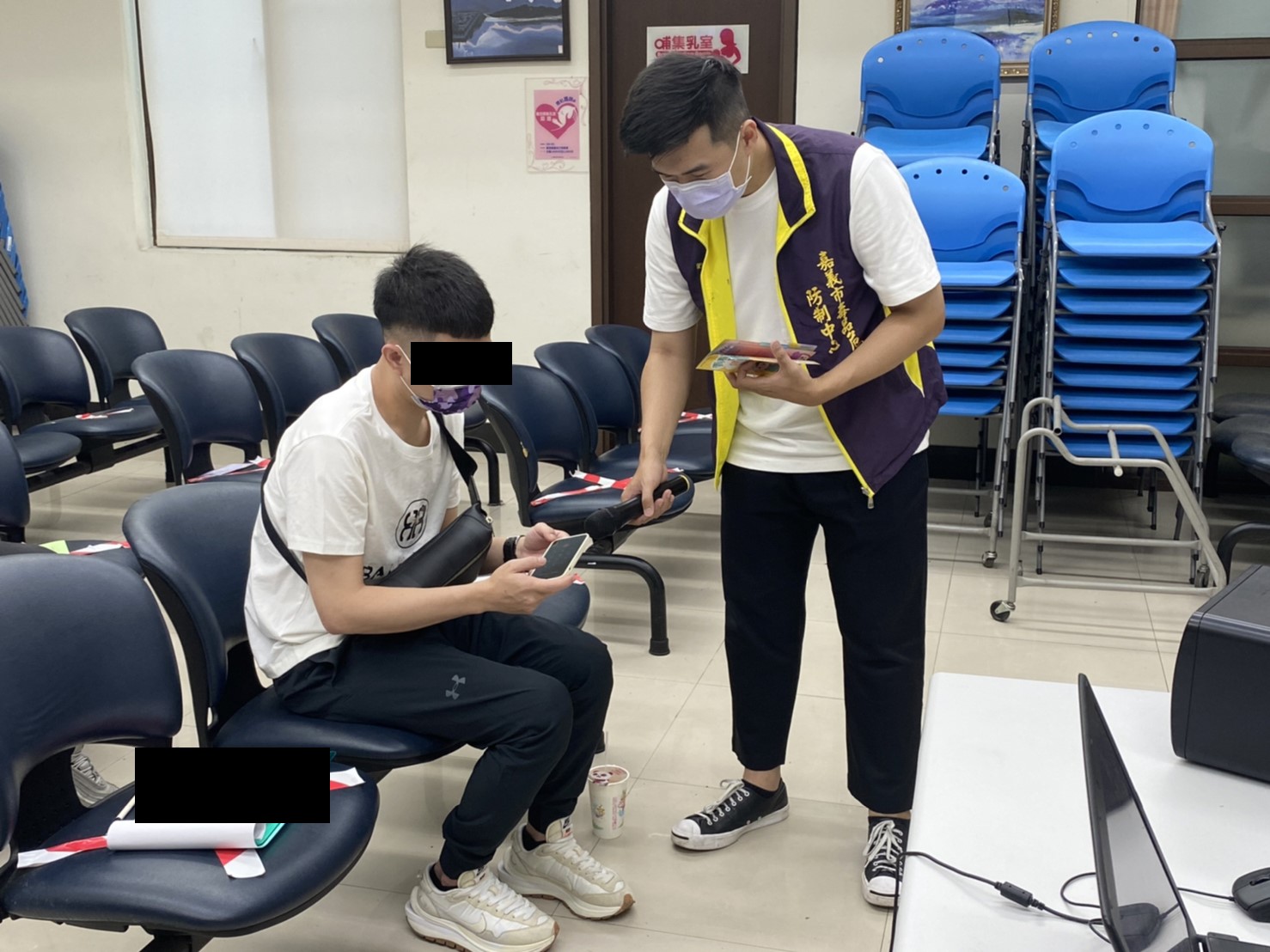 1110914-2.嘉義市毒品危害防制中心個管師邀請學員撥打24小時免付費戒毒成功專線。