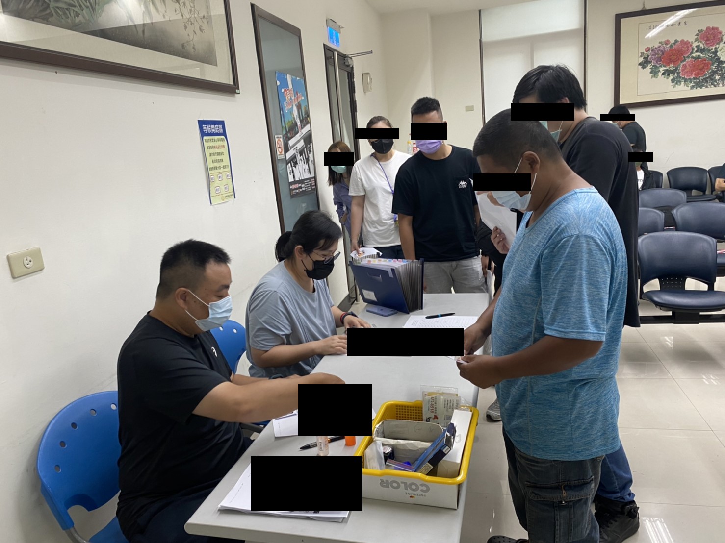 1110914-1.學員依序排隊等待報到，觀護佐理員細心協助相關資料之填寫。