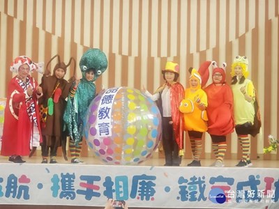 嘉義市府政風處舉辦「廉潔教育」校園誠信巡迴活動，嘉義地檢署檢察長張曉雯(右四)應邀