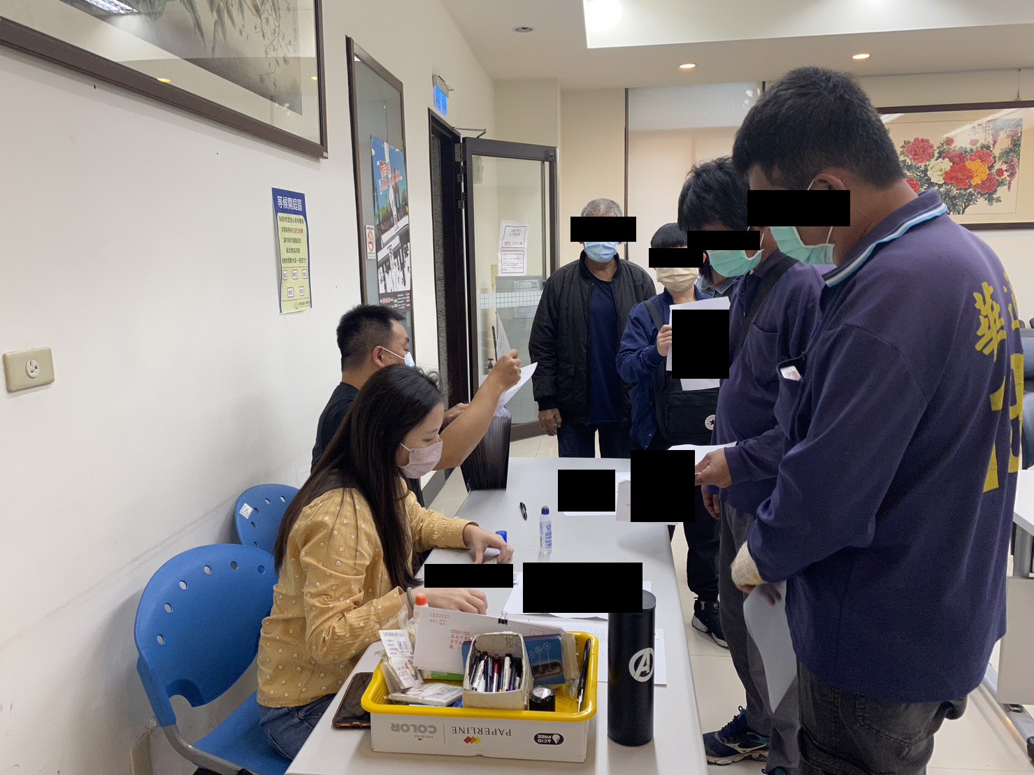 1111012-1.學員依序排隊等待報到，觀護佐理員細心協助相關資料之填寫。