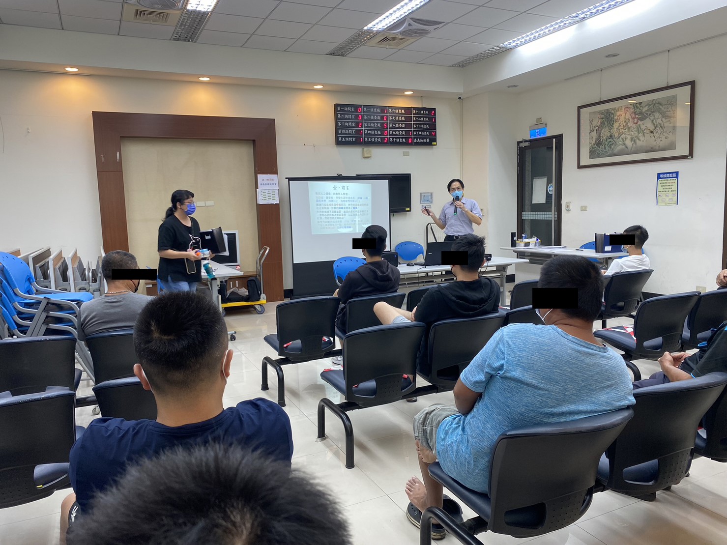 1111012-3.楊騏嘉檢察官透過案例分享，讓學員了解網路犯罪的嚴重性，並提醒其相關刑責，切勿以身試法。