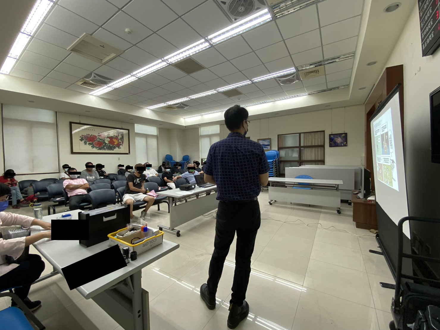 1111026-8.本署張觀護人提醒學員毒品並沒有軟硬之分，同樣會令人上癮，摧毀一生，所以不要輕易嘗試。