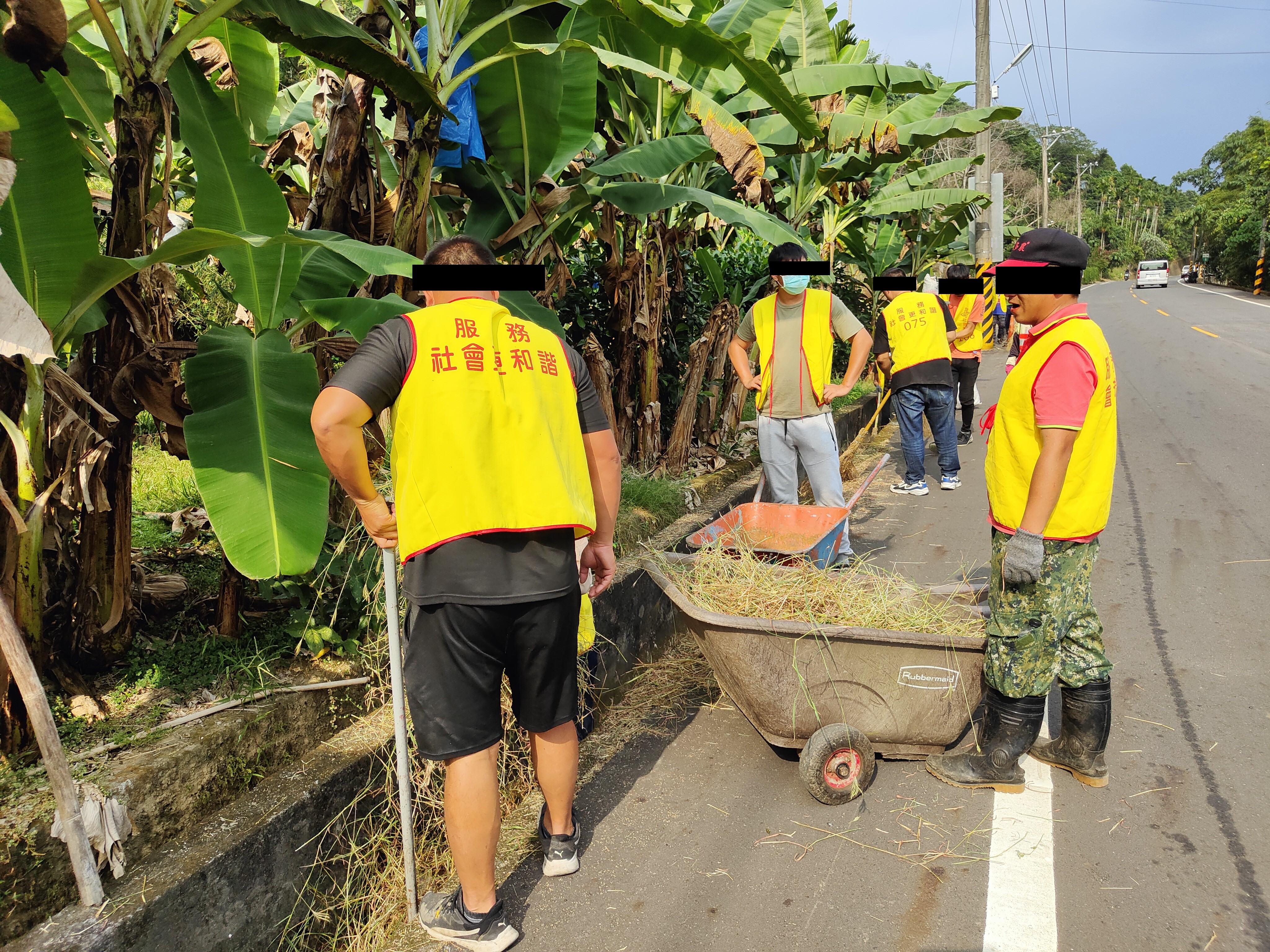 10.勞動人們協助將127縣道旁雜草、垃圾清理乾淨。