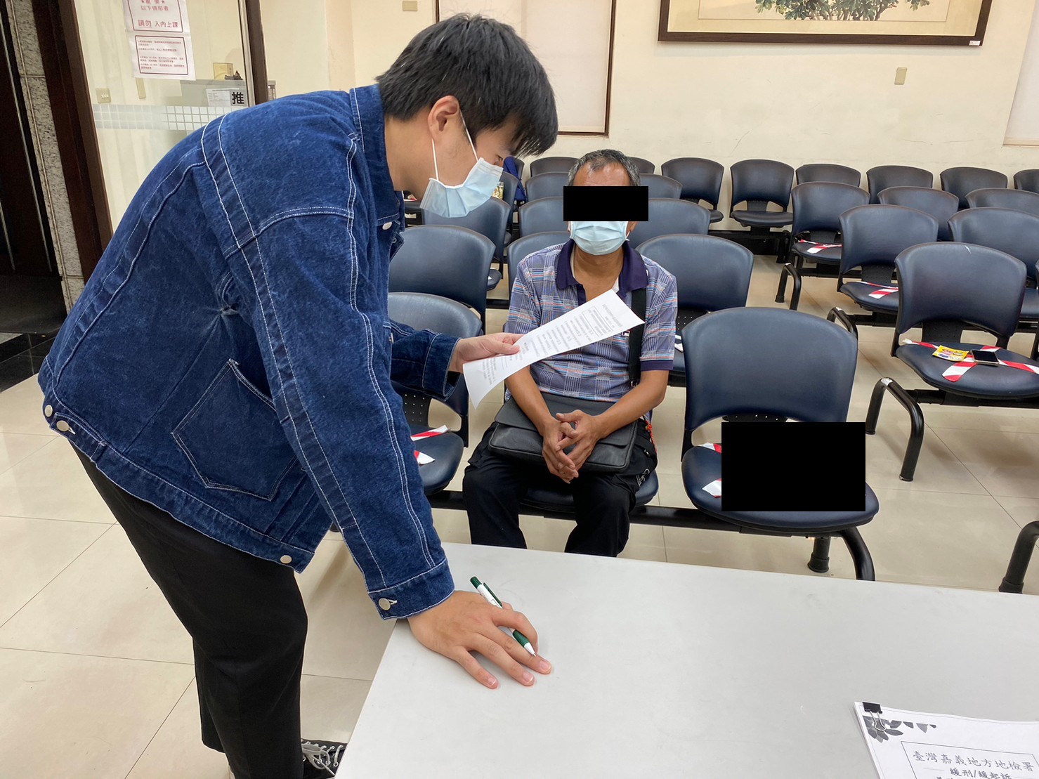 1111109-2.個案管理師細心為學員解答問題。