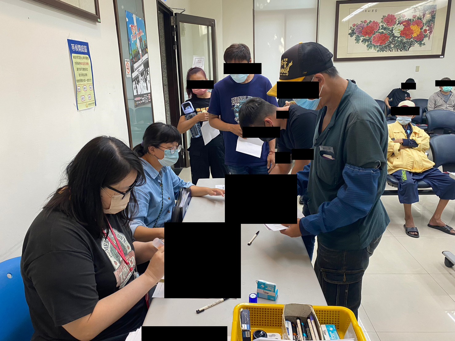 1111109-1.學員依序排隊等待報到，觀護佐理員細心協助相關資料之填寫。
