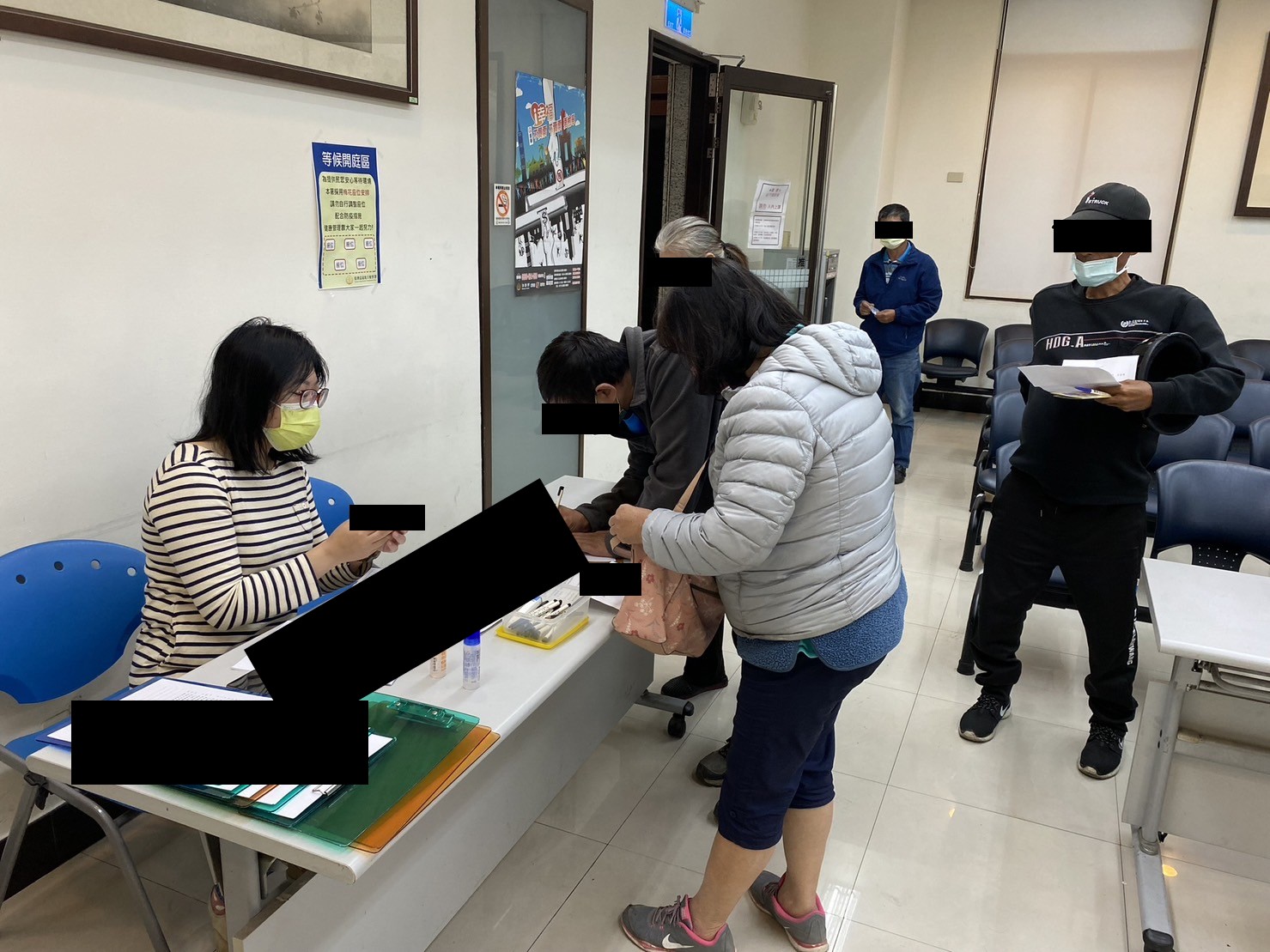 111.12.14-1.學員們準時到場參加說明會，並由觀護佐理員及觀護人室實習生協助其完成報到程序