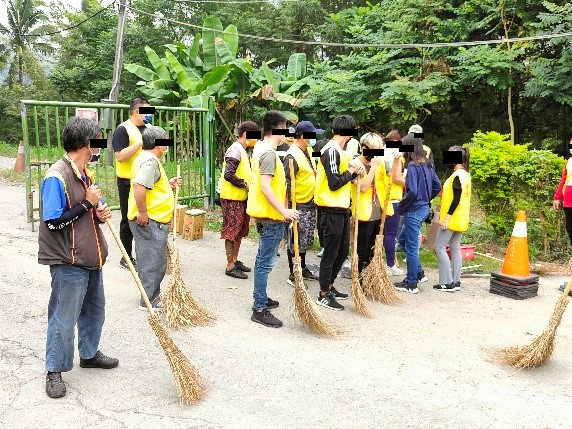 7.中埔清潔隊員於執行現場分配勞動人工作內容。