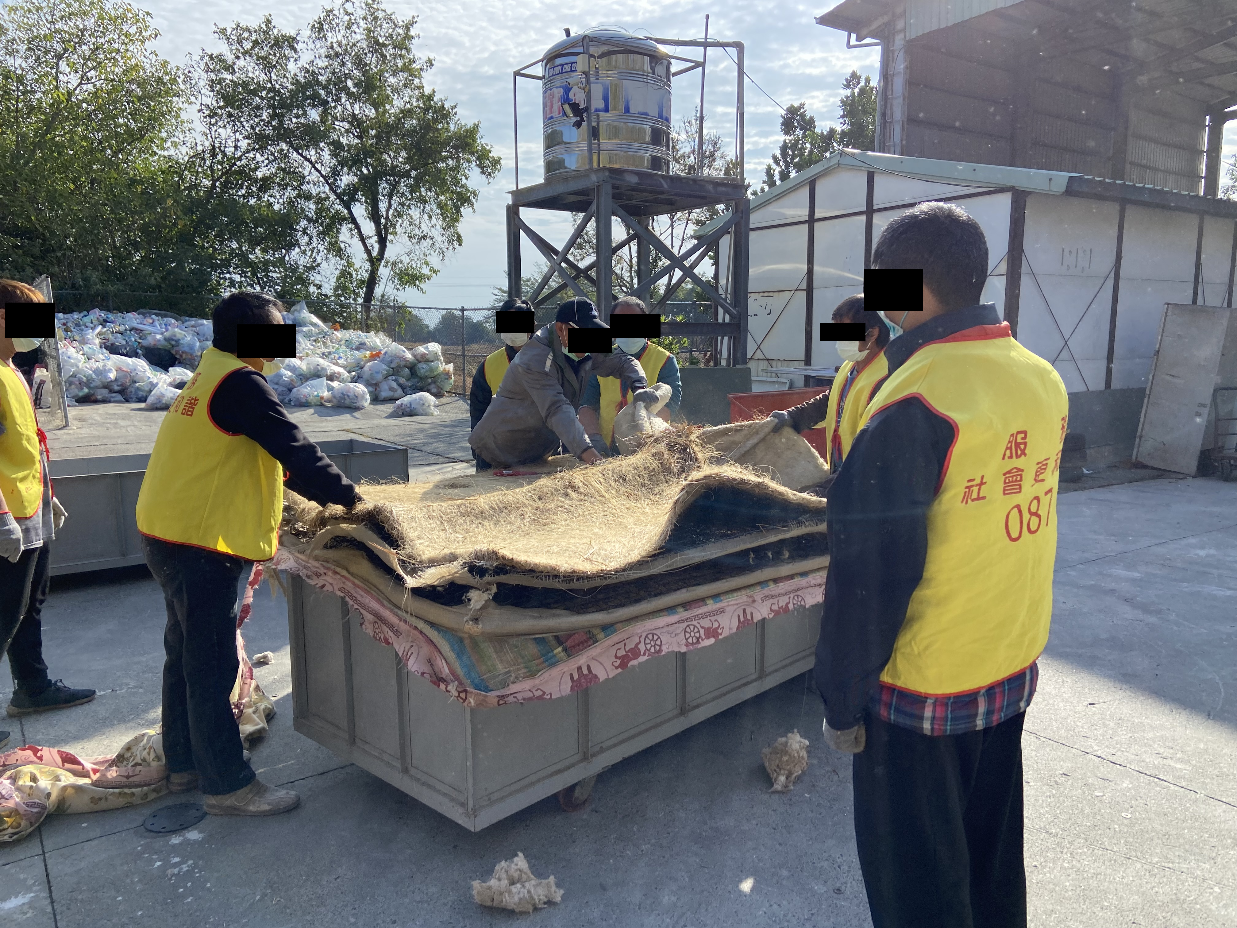 9.隊員向勞動人們解說拆解步驟。