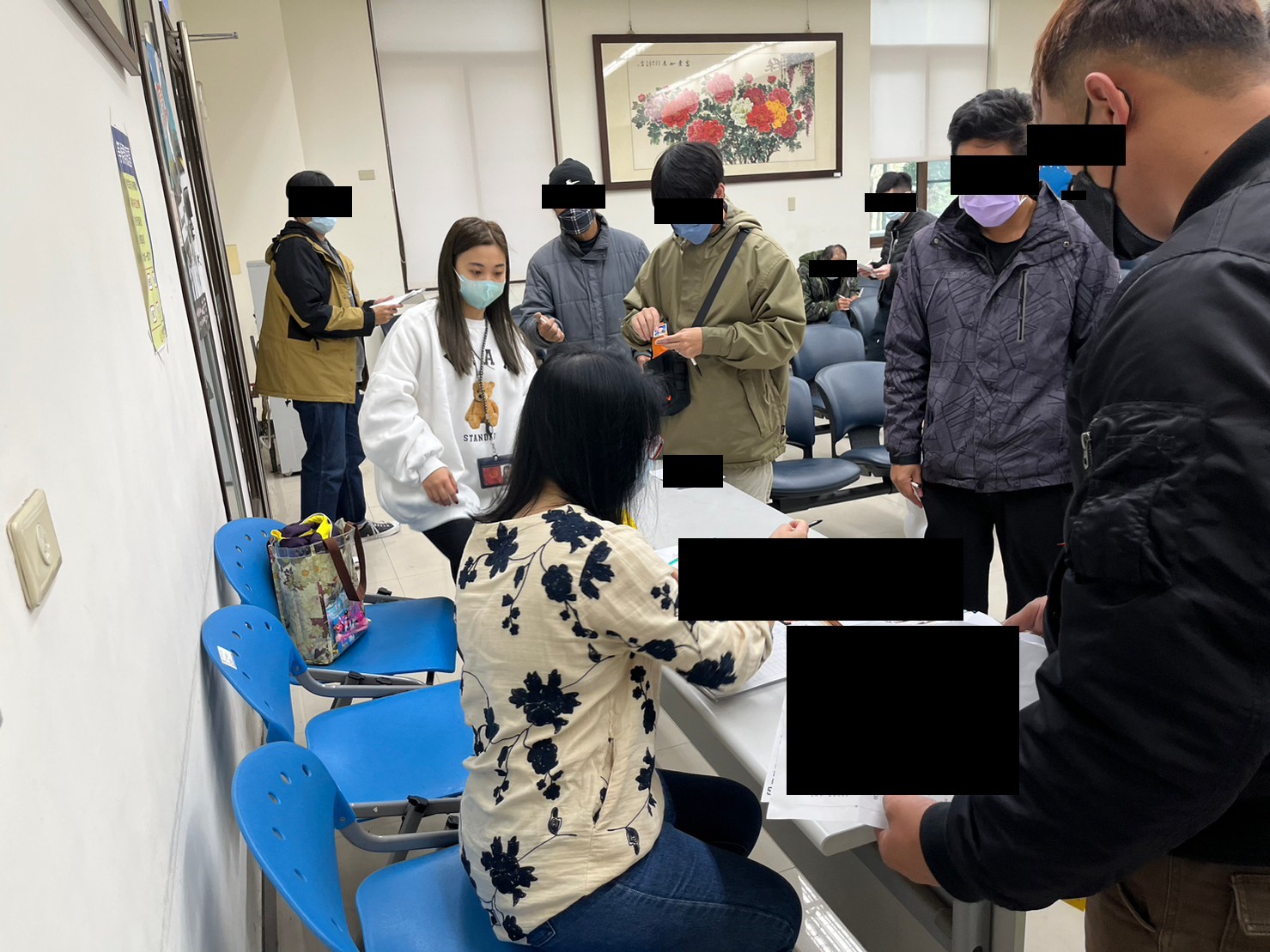 112.01.04-1.義務勞務個案準時至署參加說明會，由觀護佐理員及全人計畫人員協助其辦理報到手續。