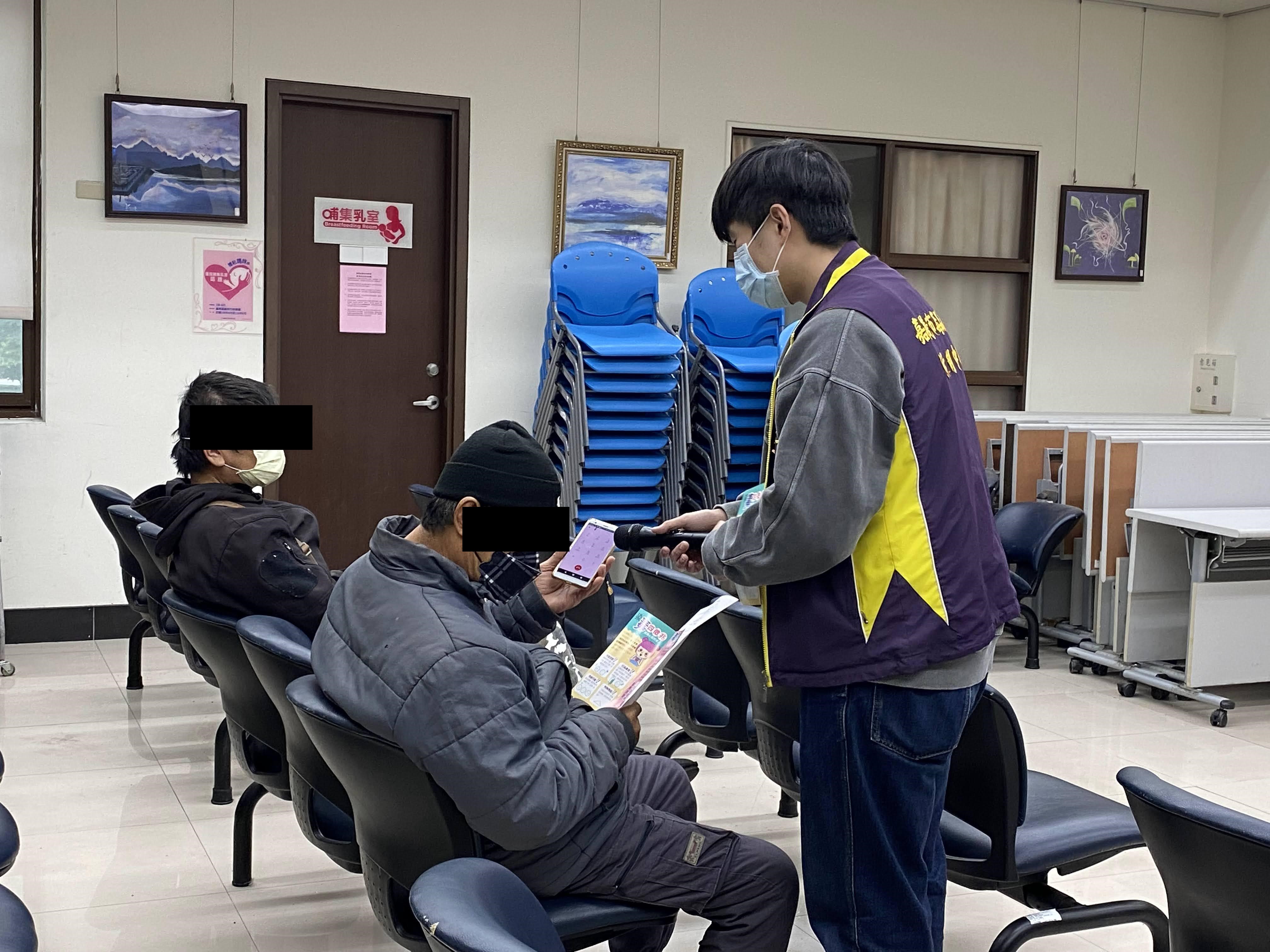 112.01.04-2.嘉義市毒品危害防制中心個管師邀請學員撥打24小時免付費戒毒成功專線。