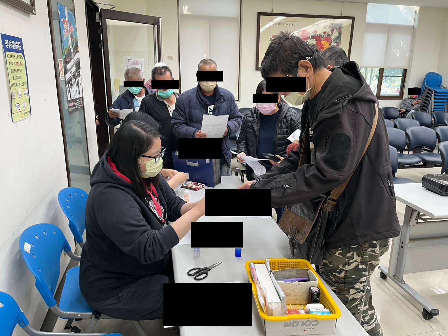 112.01.04-1.學員依序排隊等待報到，觀護佐理員細心協助相關資料之填寫。