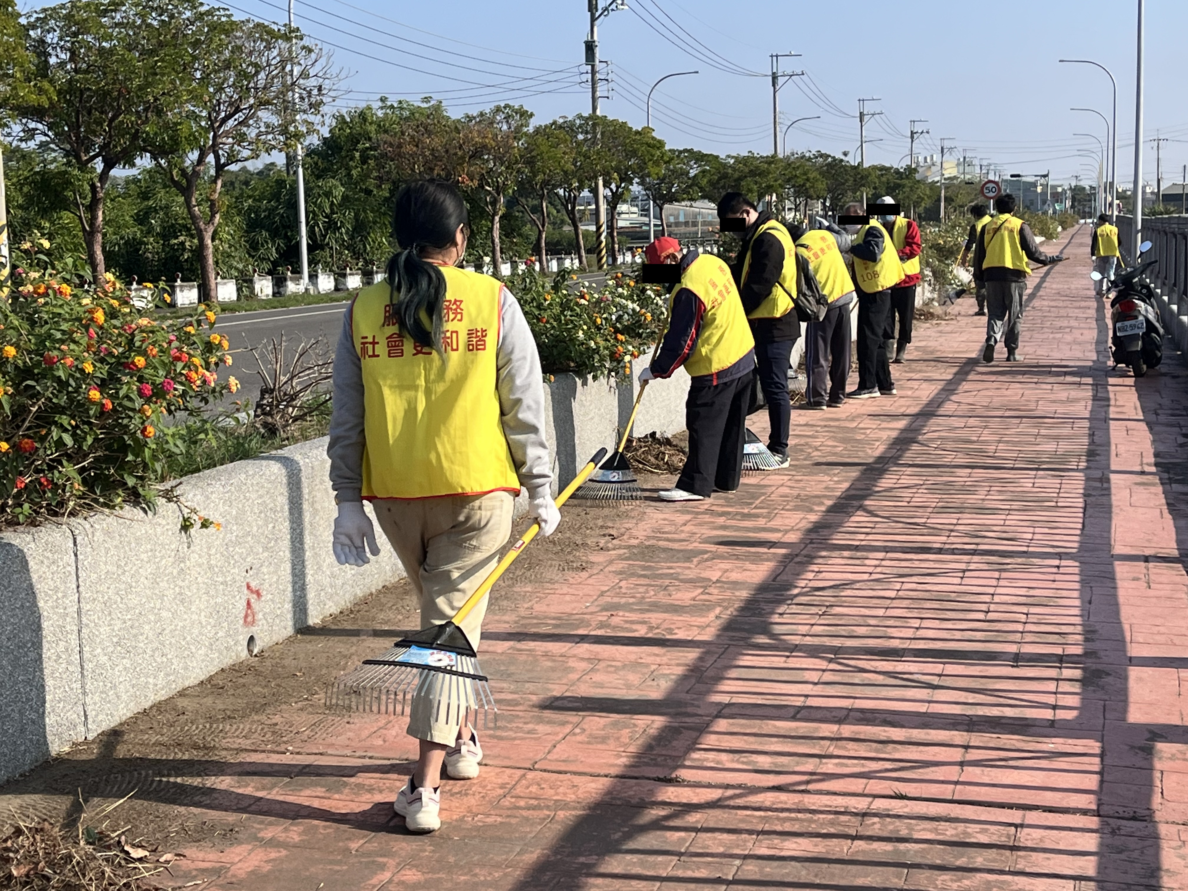 9.社會勞動人於溪口鄉自行車道進行道路清理工作。