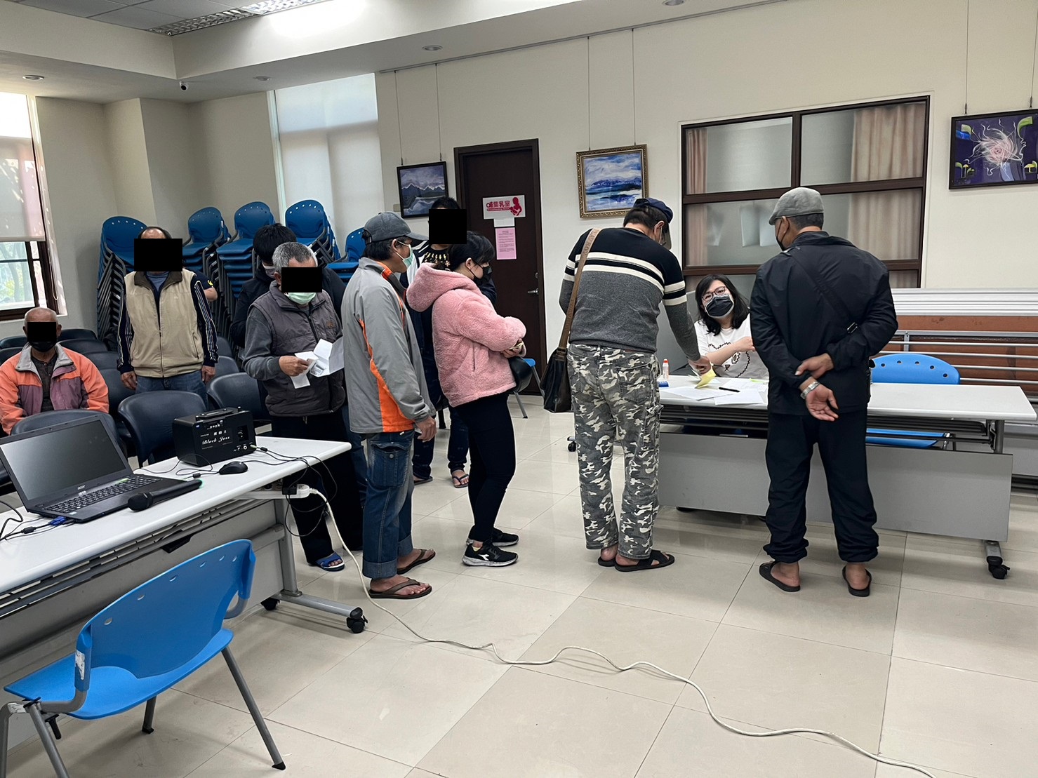 1120208-1.學員依序排隊等待報到，觀護佐理員細心協助相關資料之填寫。