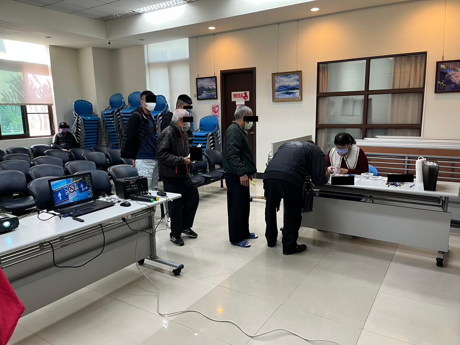 1120221-5.學員依序排隊等待報到，觀護佐理員細心協助相關資料之填寫。