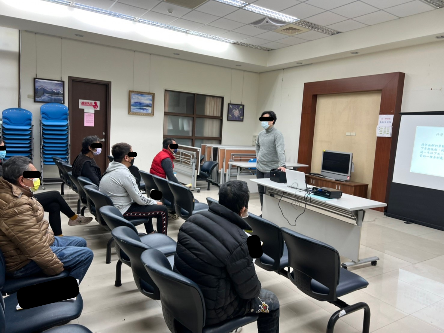 02陳睿明檢察官以案例分享方式向社會勞動人講解社會勞動相關法條。