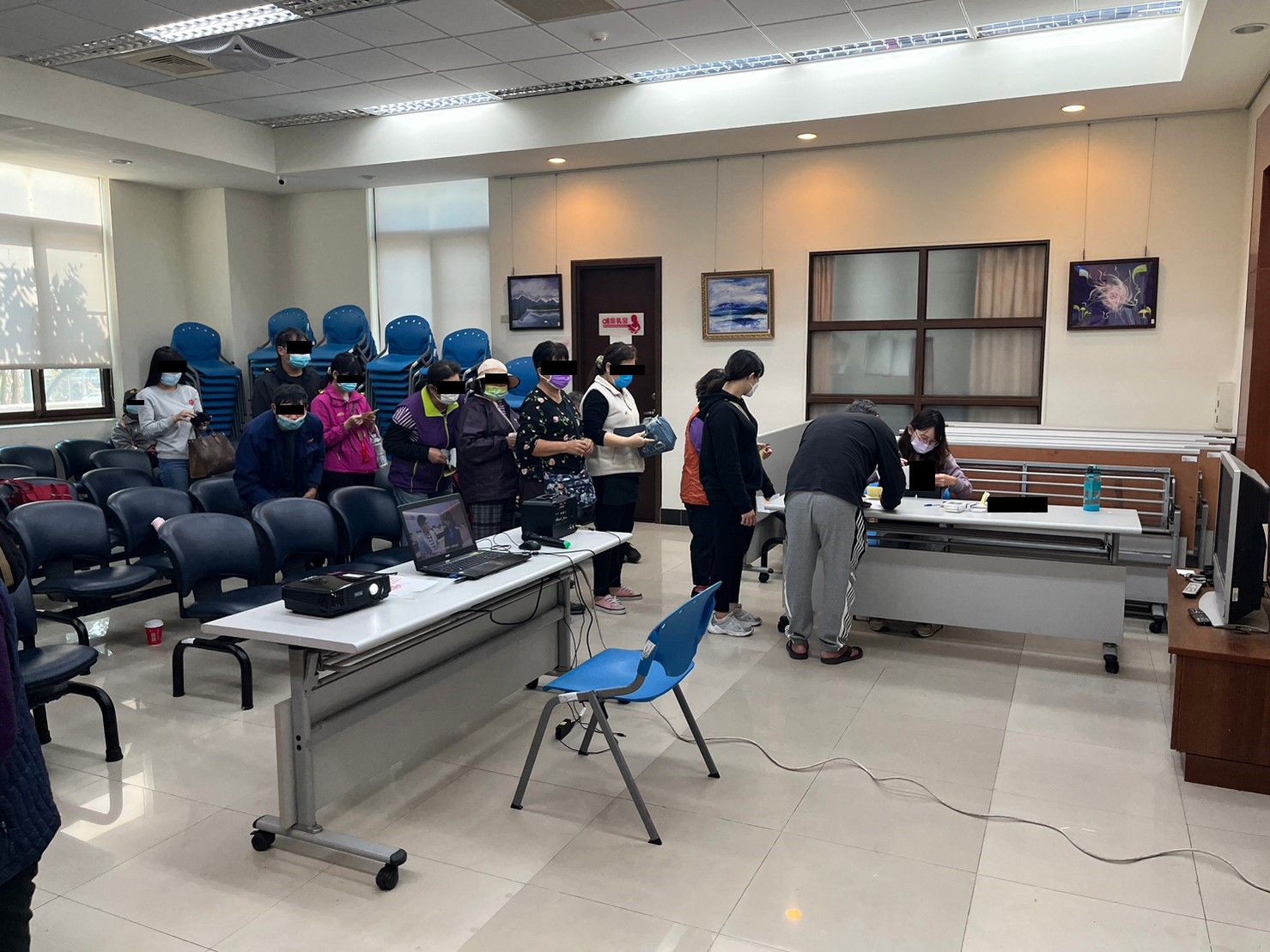 1120308-1.學員依序排隊等待報到，觀護佐理員細心協助相關資料之填寫。