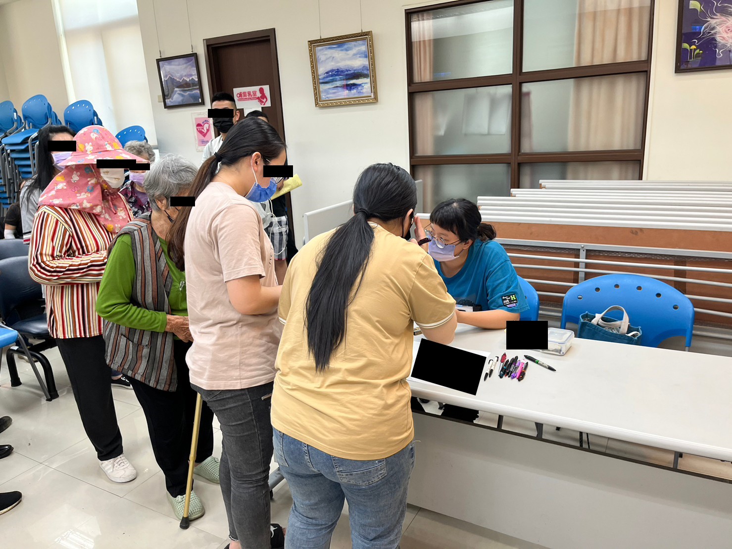 1120322-5.學員依序排隊等待報到，觀護佐理員細心協助相關資料之填寫。