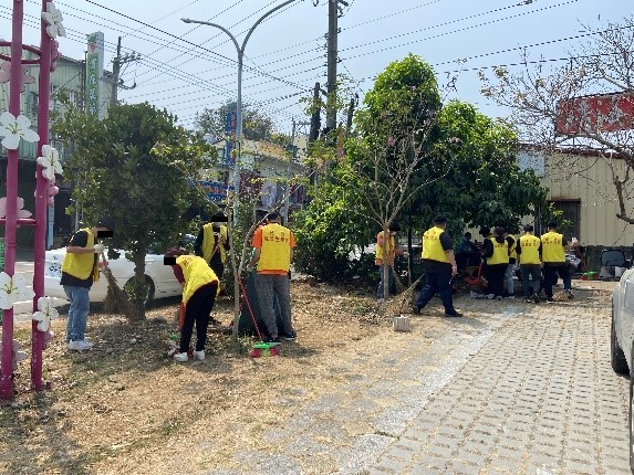 10.勞動人於梅山公園停車場處協助環境整理。