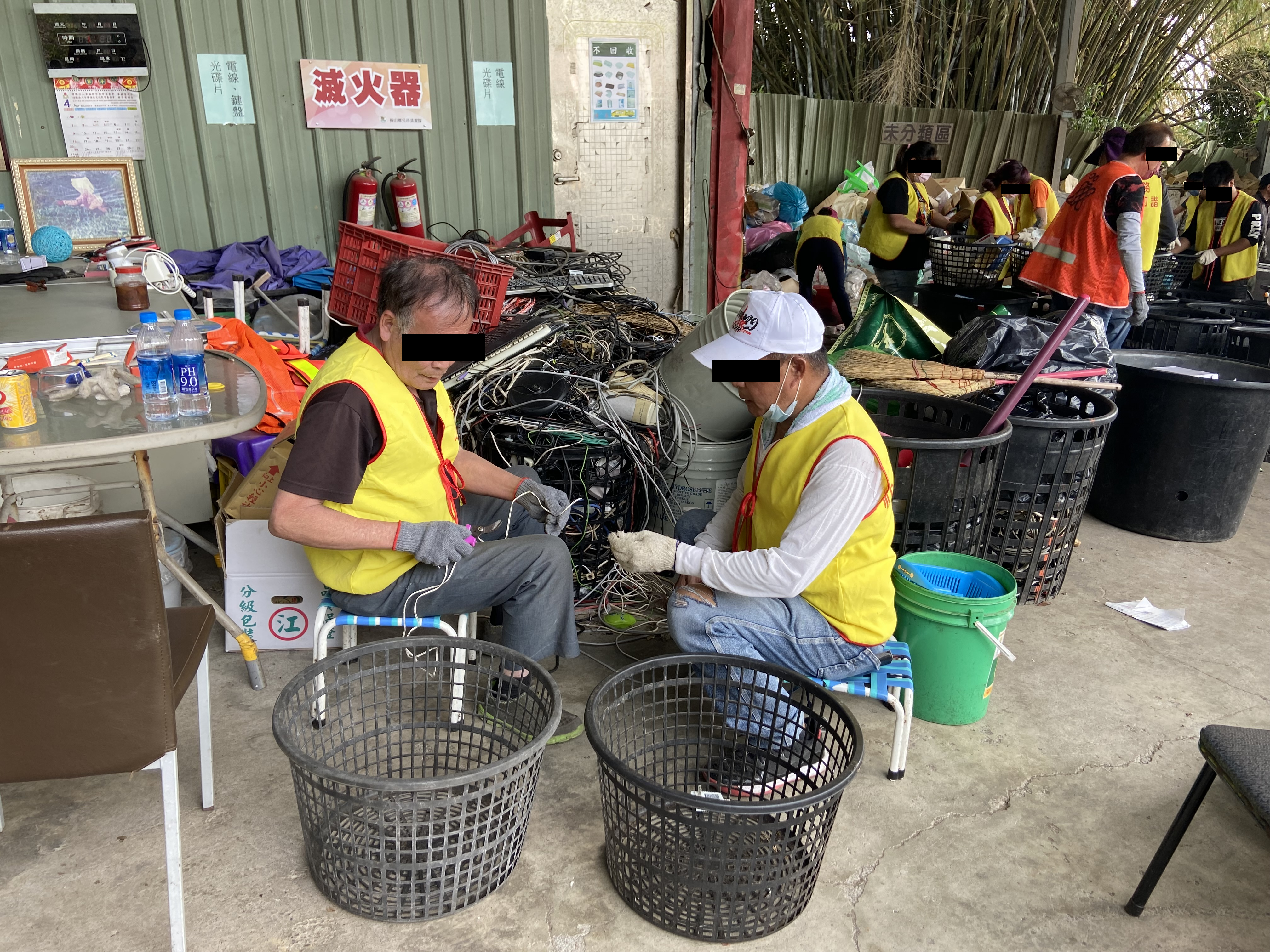 11.社會勞動人於資源回收場內協助將回收電線拆解 分類。