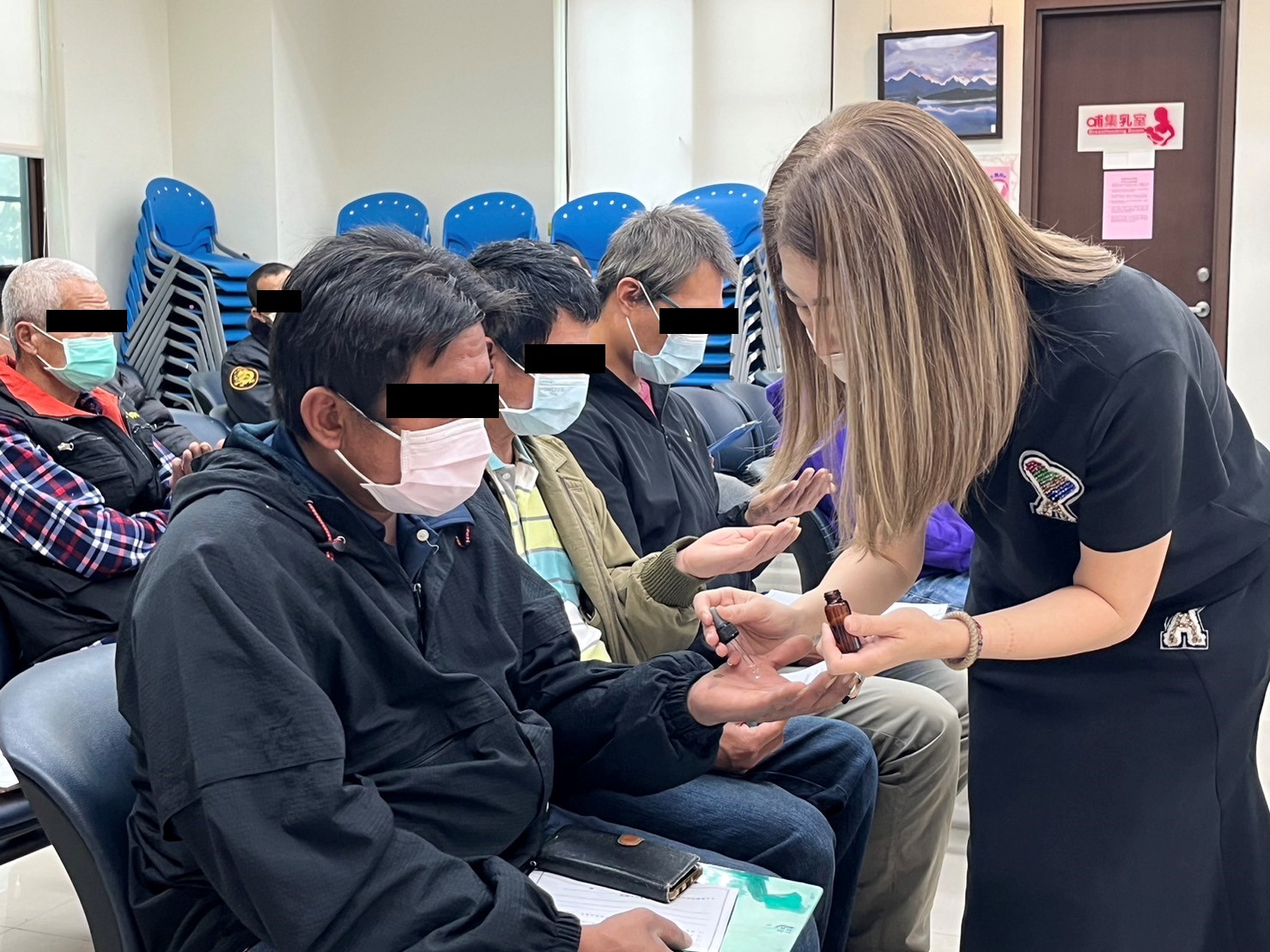 112112-3課程中張巧渘老師-使用精油-香氛及肢體活動-等方式進行團體輔助