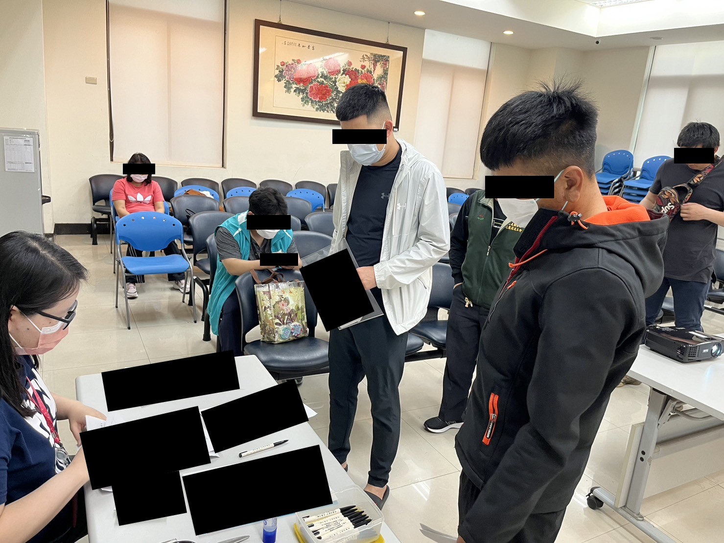 112.4.12-1.學員們準時到場參加說明會，並由觀護佐理員及觀護人室實習生協助其完成報到程序
