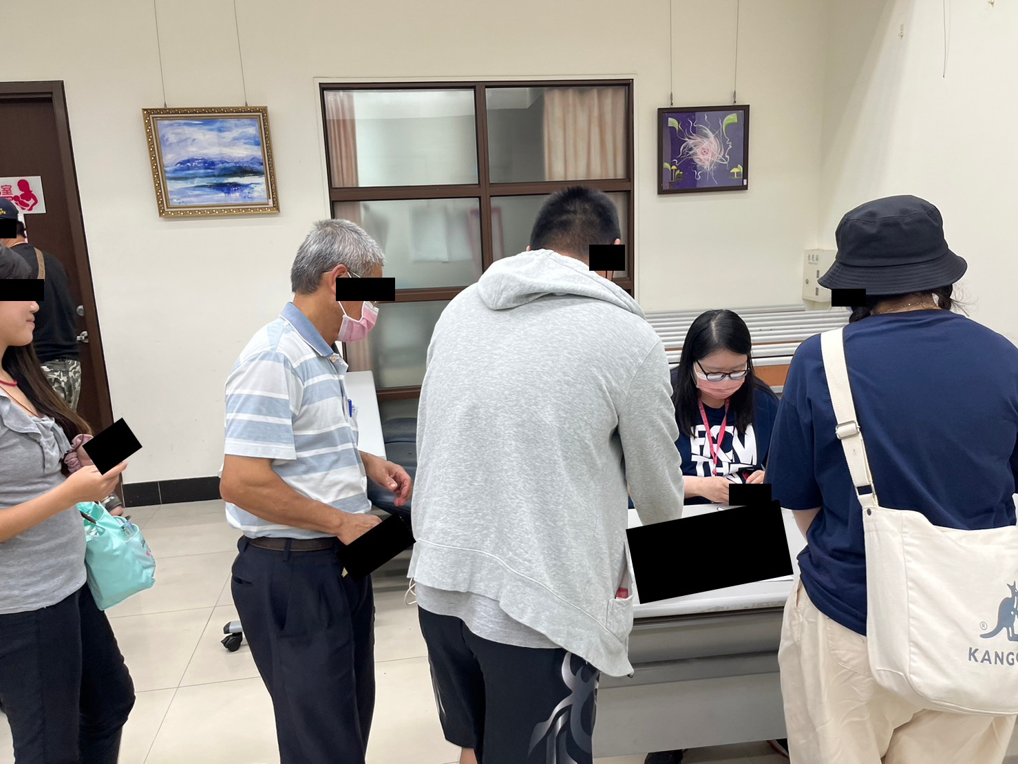 1120412-1.學員依序排隊等待報到，觀護佐理員細心協助相關資料之填寫。
