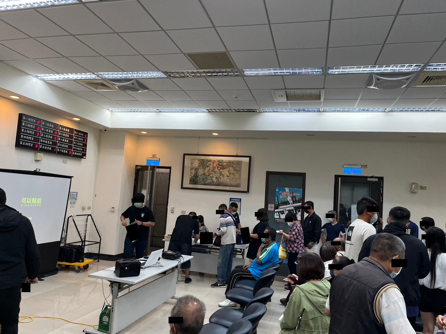 1120426-5.學員依序排隊等待報到，觀護佐理員細心協助相關資料之填寫。
