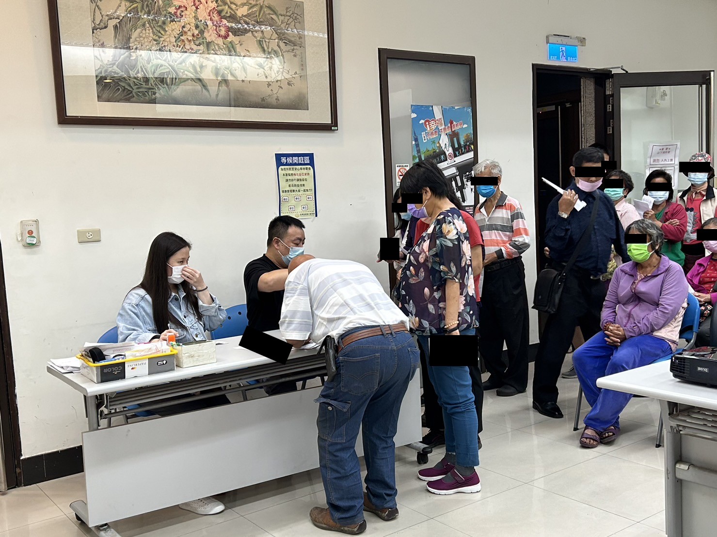 1120510-1.學員依序排隊等待報到，觀護佐理員細心協助相關資料之填寫。