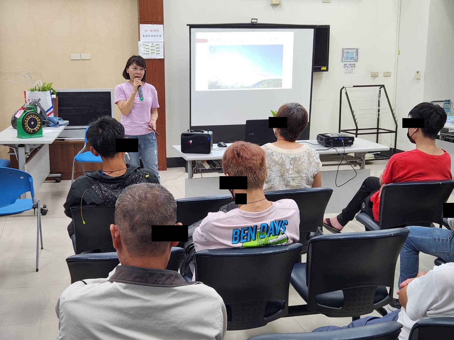 04.5月份邀請江翊庭老師為社勞人講授生命教育課程。