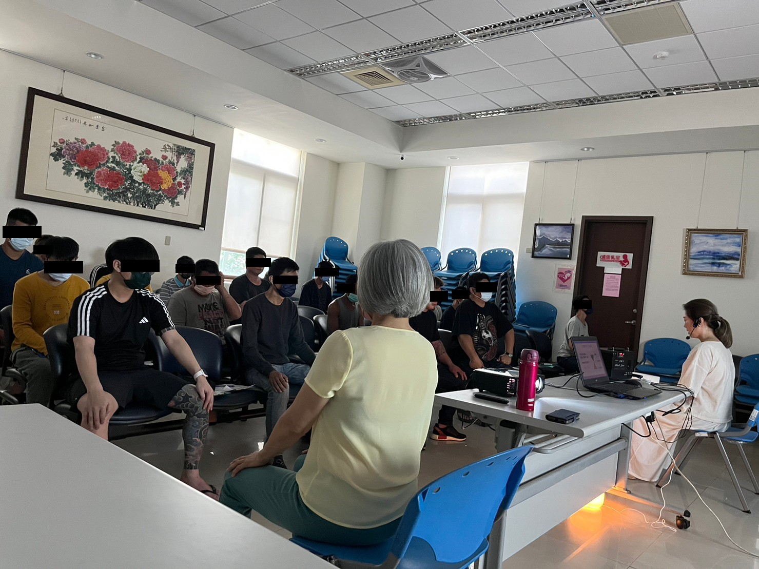 112.6.6張巧渘老師以精油及缽引導正念靜坐方式。