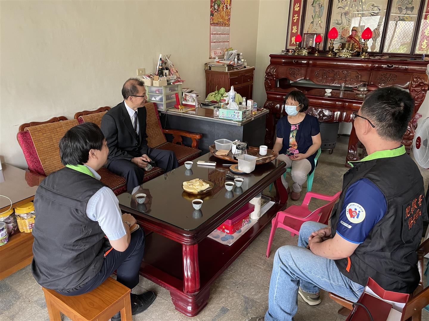 嘉義地檢署陳松吉檢察長與書記官長吳國安、犯保嘉義分會專任人員前往探望李母，關心她的生活近況及身體健康，並將對李母的愛傳達給她。