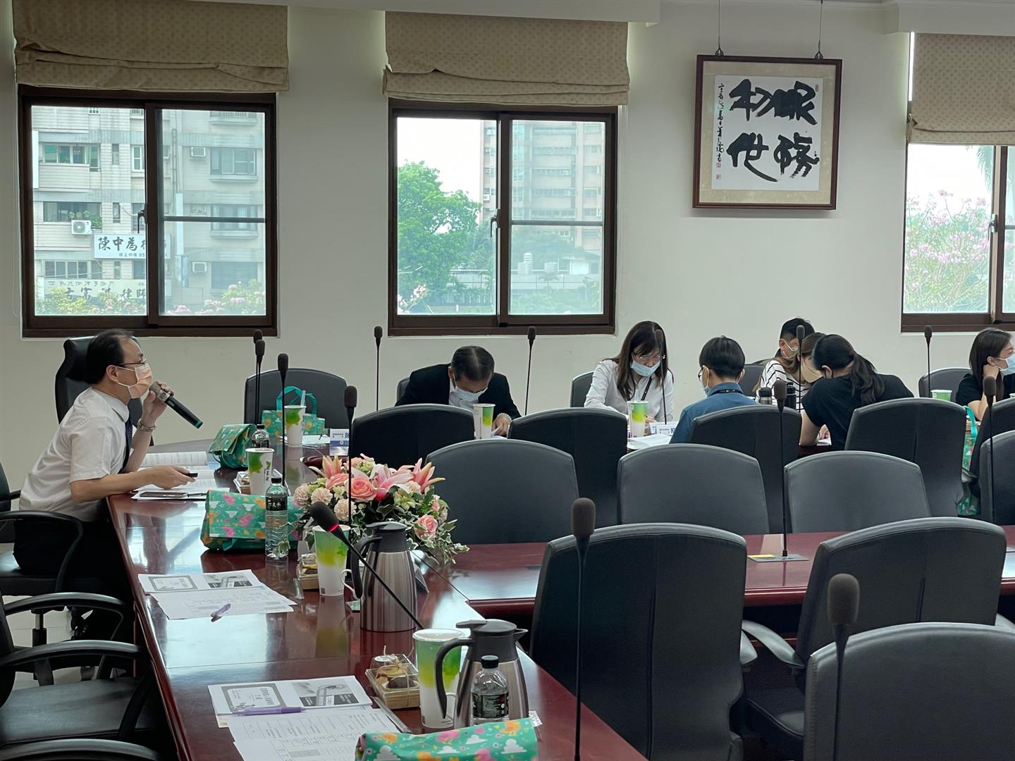 為了更完善地保護被害人，政府部門可以通過資源共享，因此在4月份，由主委帶領拜訪縣市政府警政、社政、衛政及勞政單位首長，並邀請上列單位參加本月26日舉辦的首次網絡聯繫會議