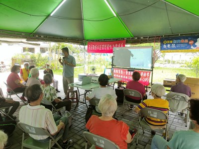 灣嘉義地方檢察署於112年6月14日，結合新港鄉公所調解委員會、社團法人嘉義縣扶緣服務協會、臺灣更生保護會嘉義分會、嘉義榮譽觀護人協進會等單位，假新港鄉素園辦理司法保護據點法律講座，出席人員計有新港調解委員會張秘書良吉、扶緣服務協會朱秘書雅楓、榮觀協進會陳前理事長炳村、地檢署嚴觀護人健彰及社區民眾約60名參加。