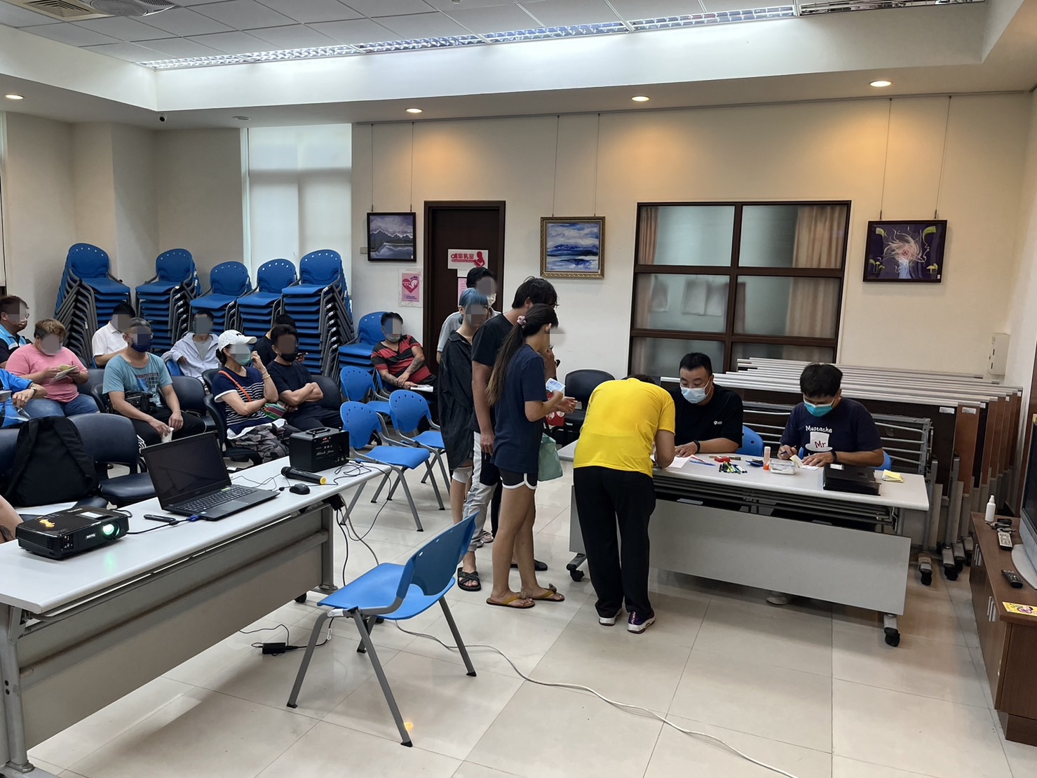 1120614-1學員依序排隊等待報到，觀護佐理員細心協助相關資料之填寫。