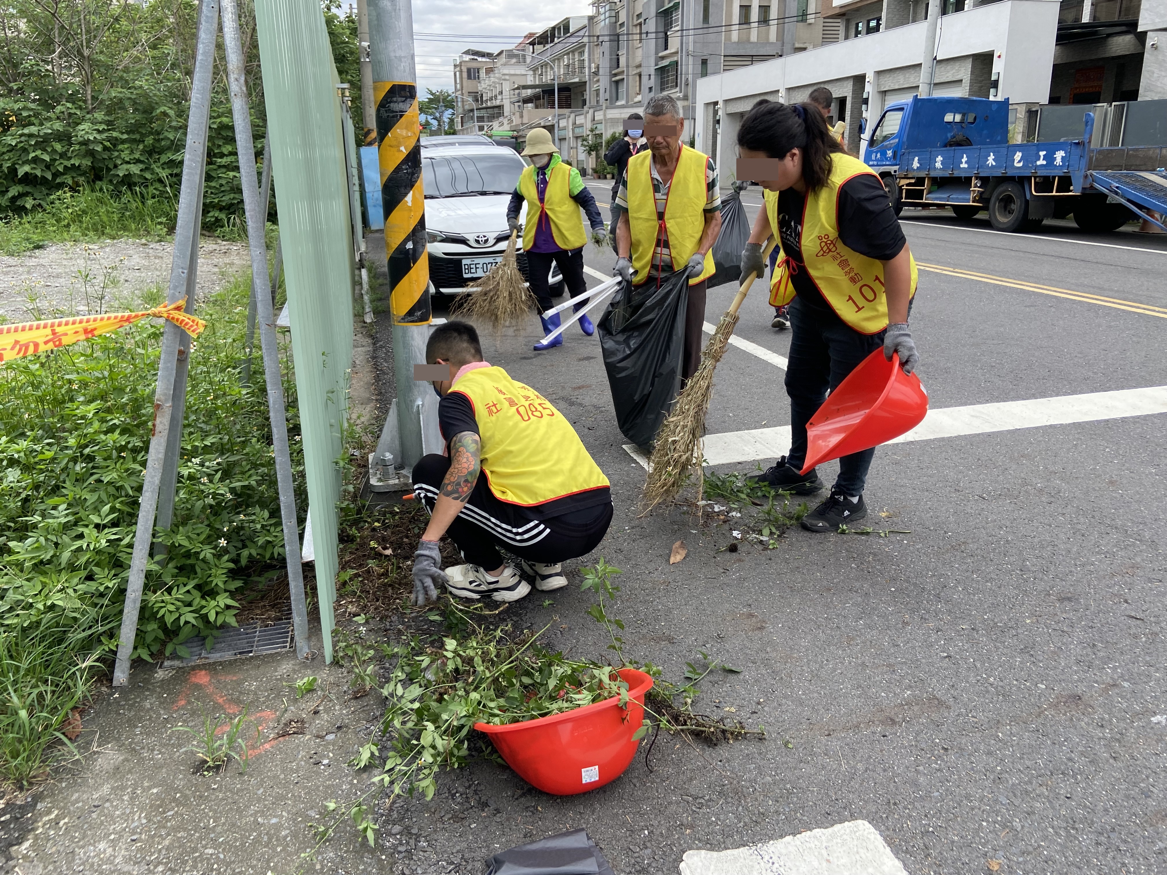 09.1120616-社會勞動人們動手協助清理路旁雜草、垃圾