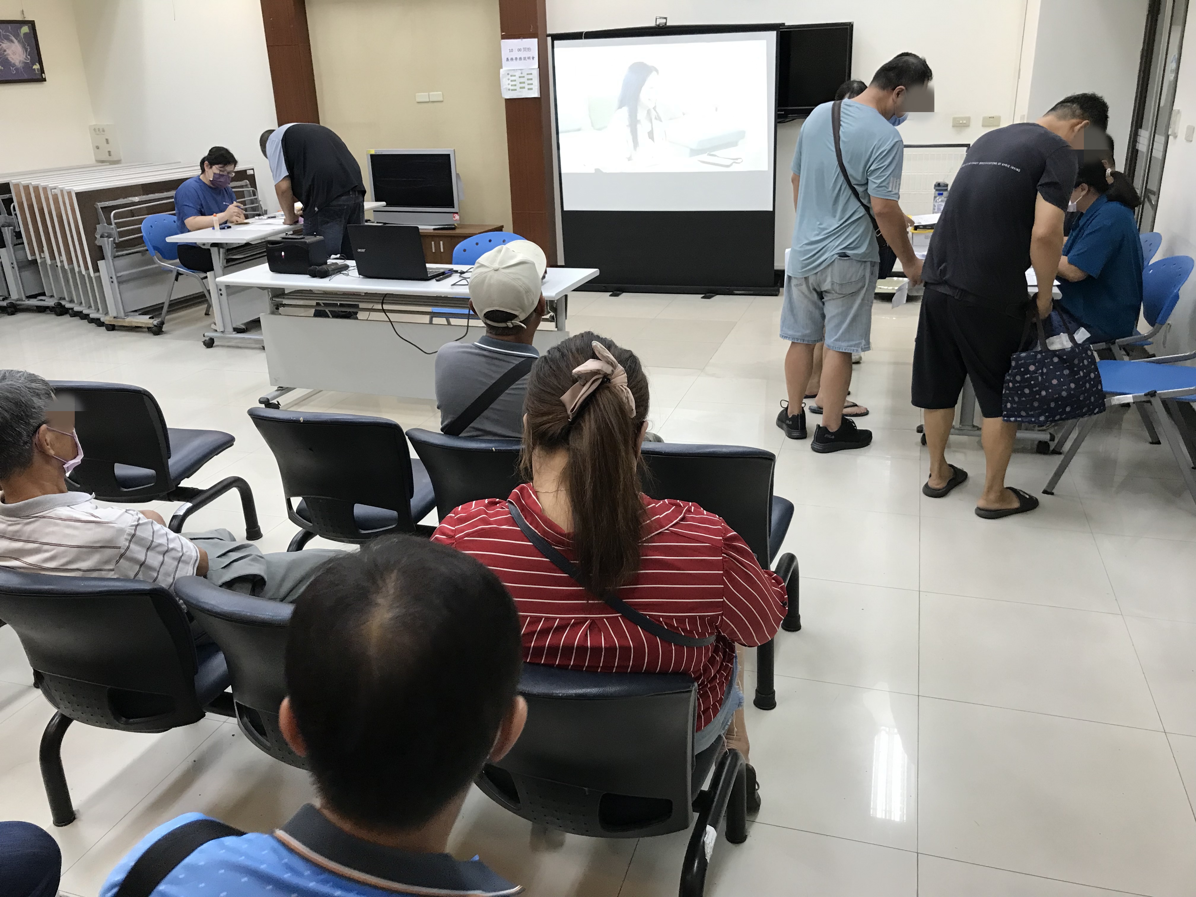1120712-1.學員依序排隊等待報到，觀護佐理員細心協助相關資料之填寫。