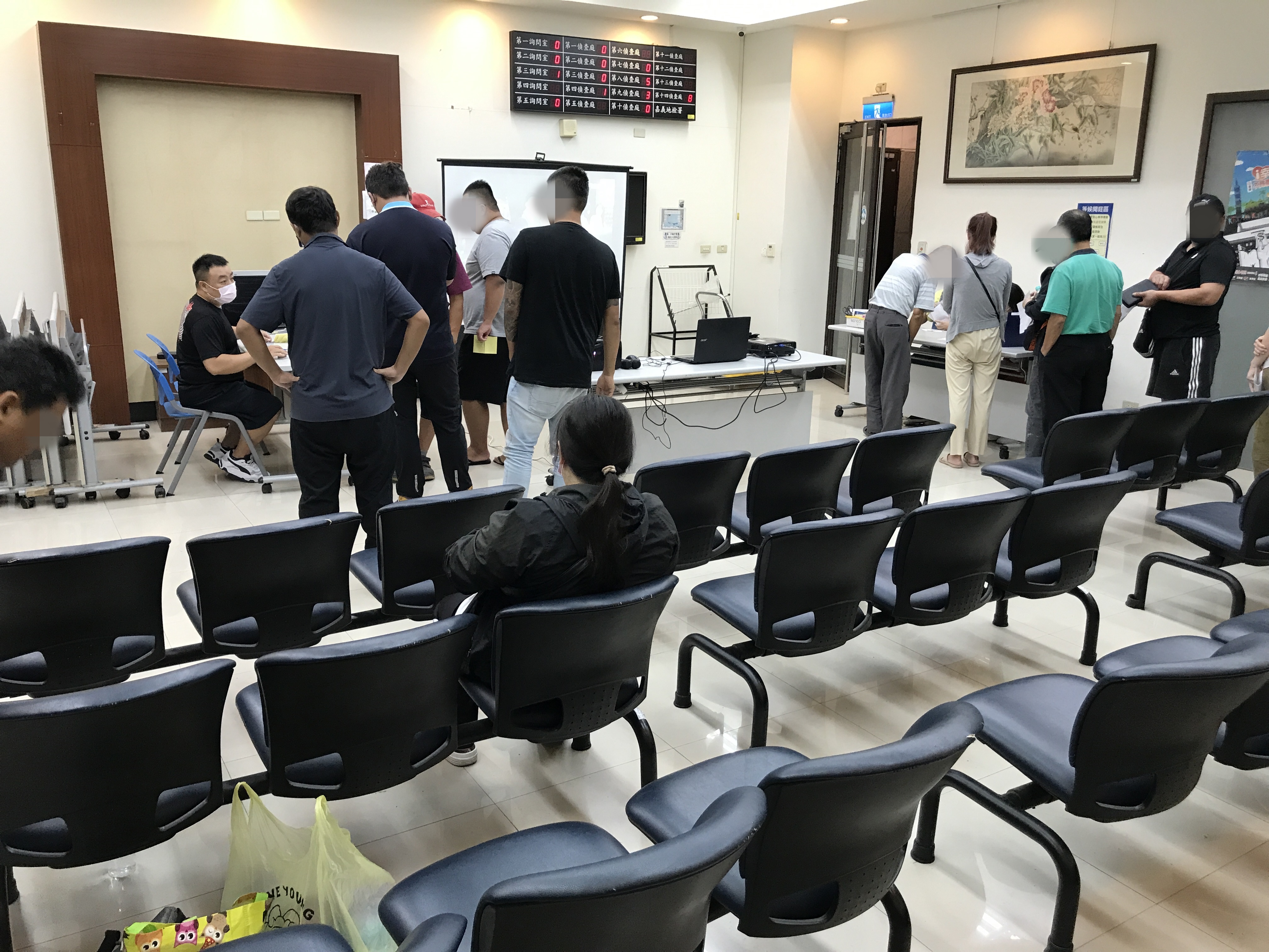 1120726-5.學員依序排隊等待報到，觀護佐理員細心協助相關資料之填寫。