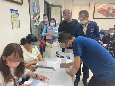 01.觀護佐理員協助社會勞動人說明會報到事宜。