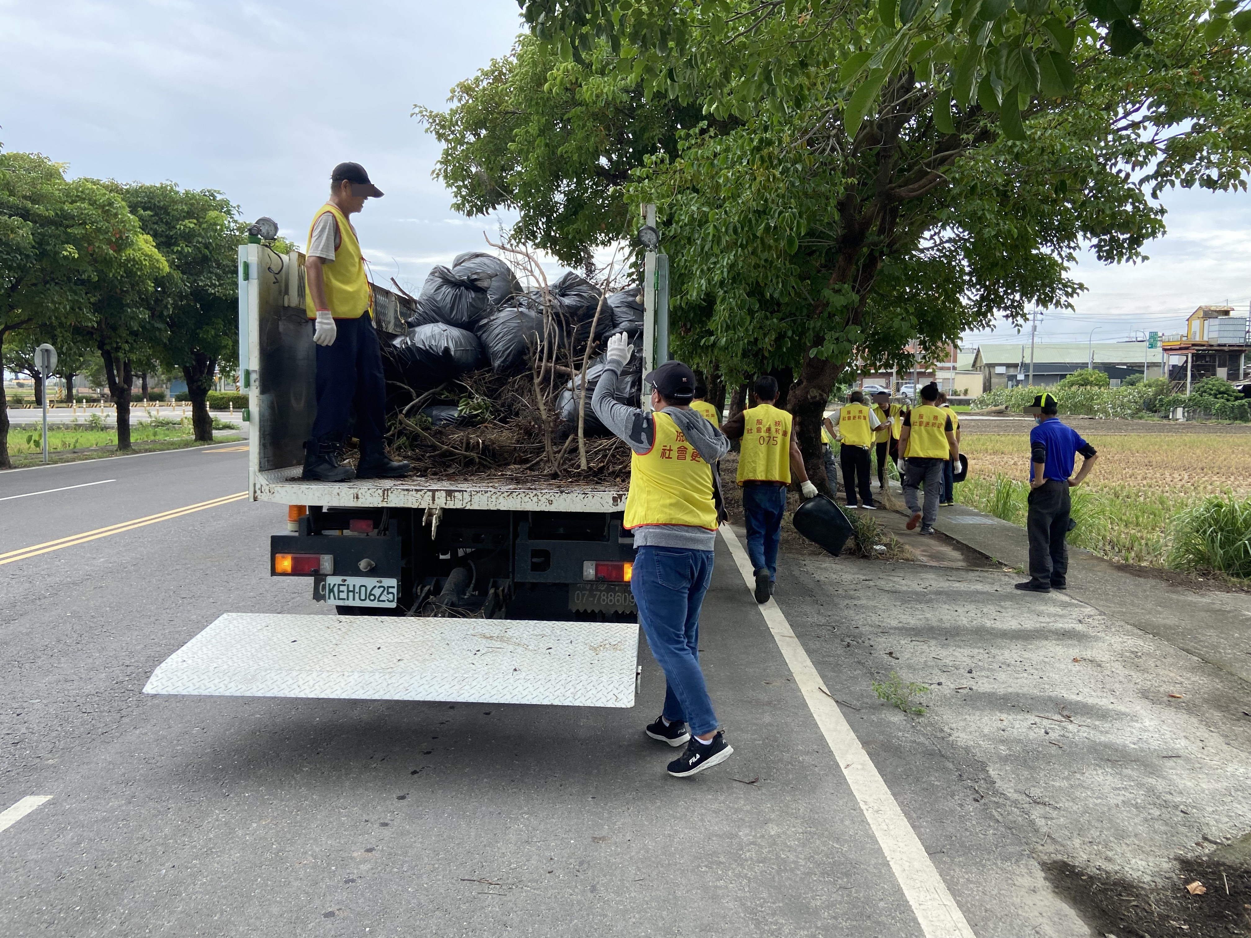09.1120718-在自行車道整理出將近40包的垃圾及樹枝即將堆滿回收車