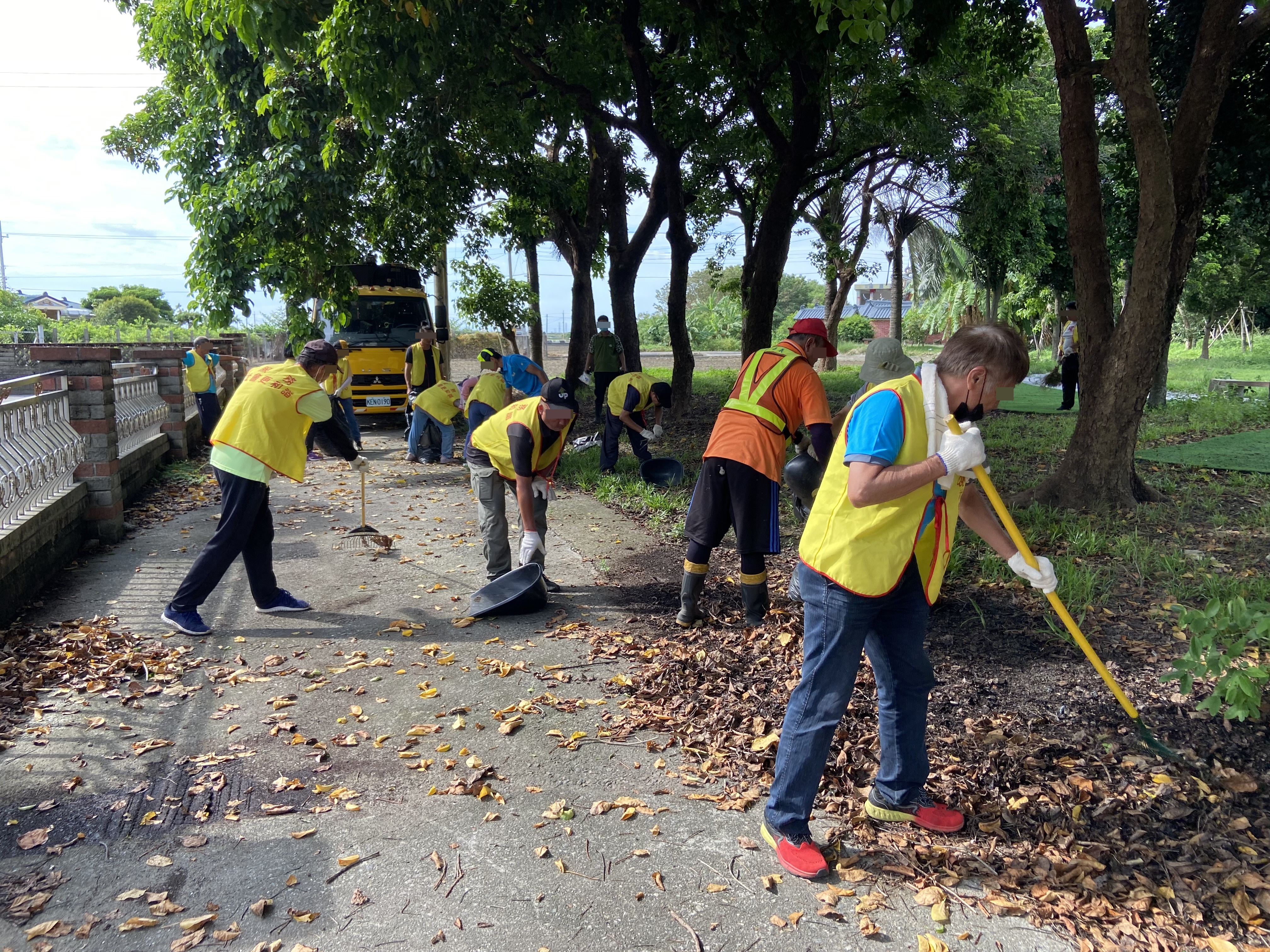 11.-1120719-長青公園與鄉立幼兒園間之道路堆滿落葉，勞動人合力掃乾淨