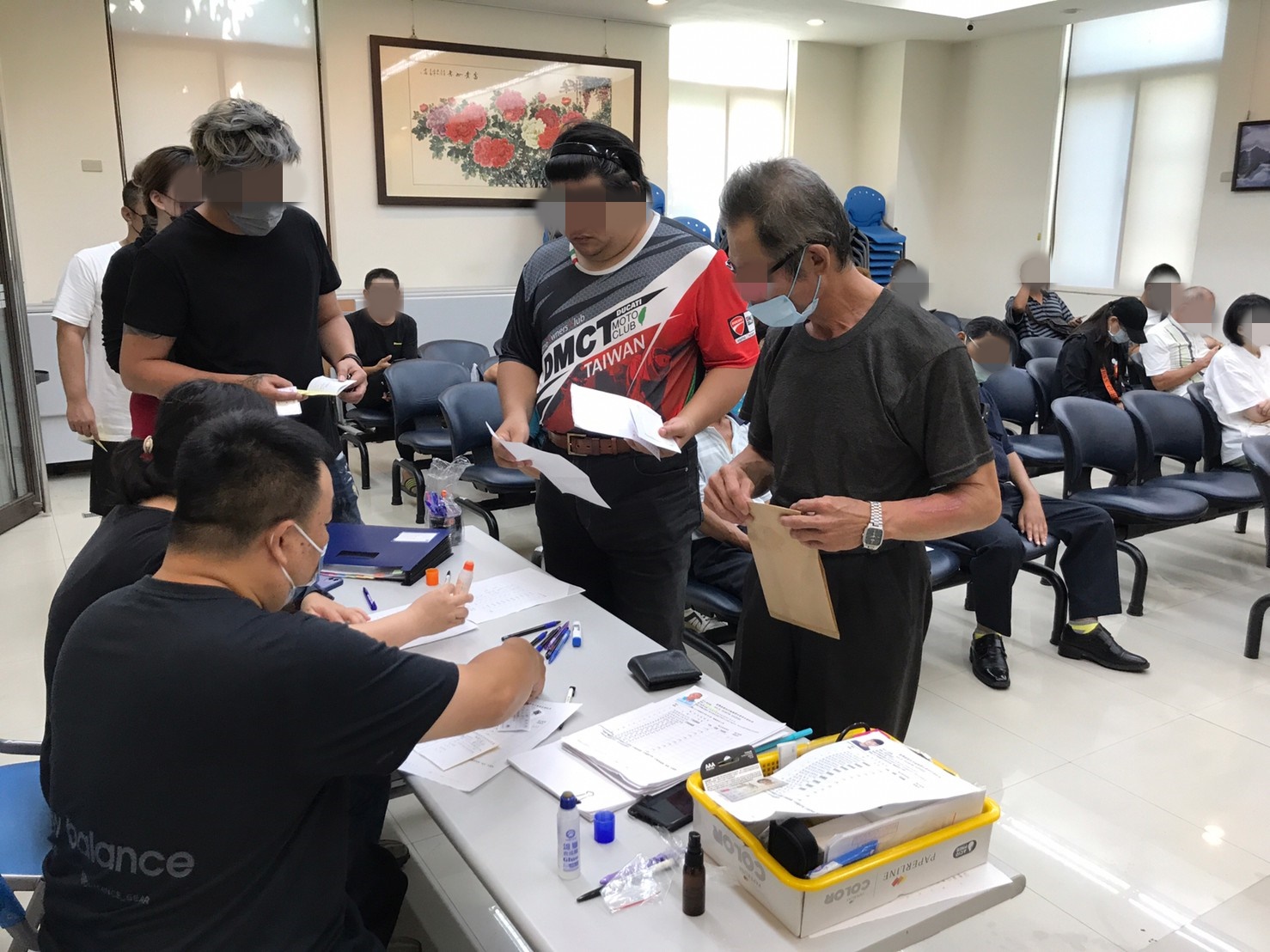 1120823-5學員依序排隊等待報到，觀護佐理員細心協助相關資料之填寫。