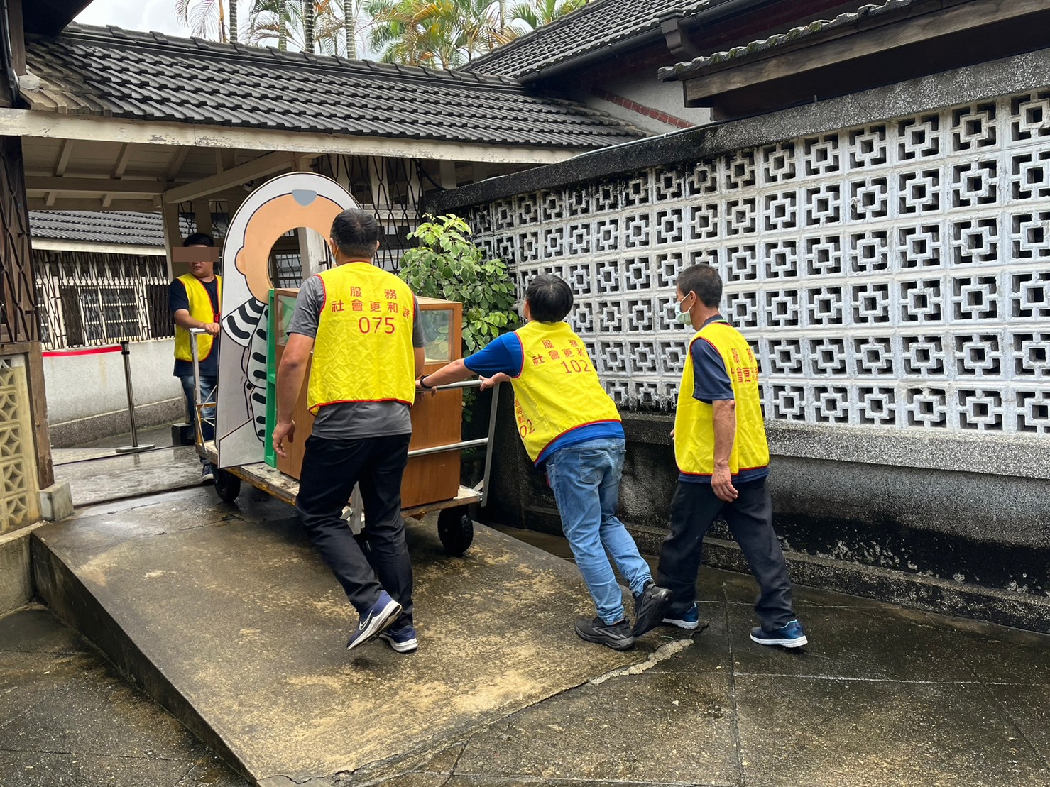 10.勞動人將展品搬運至倉庫存放