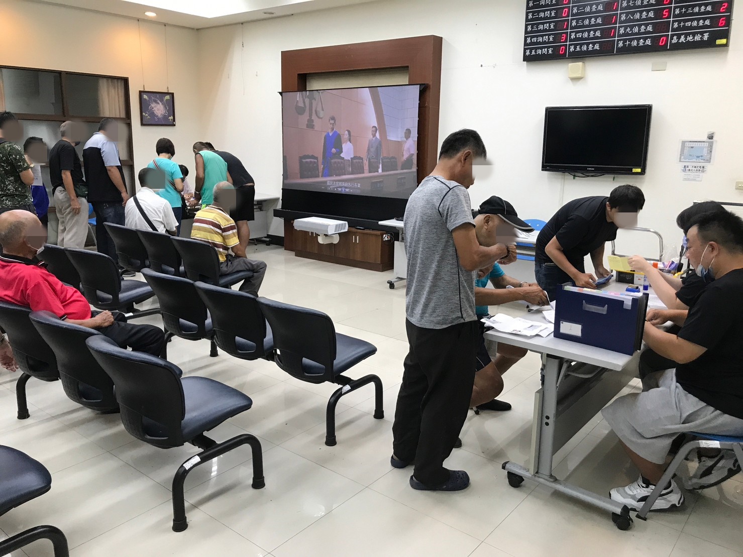 1120906-1.學員依序排隊等待報到，觀護佐理員細心協助相關資料之填寫