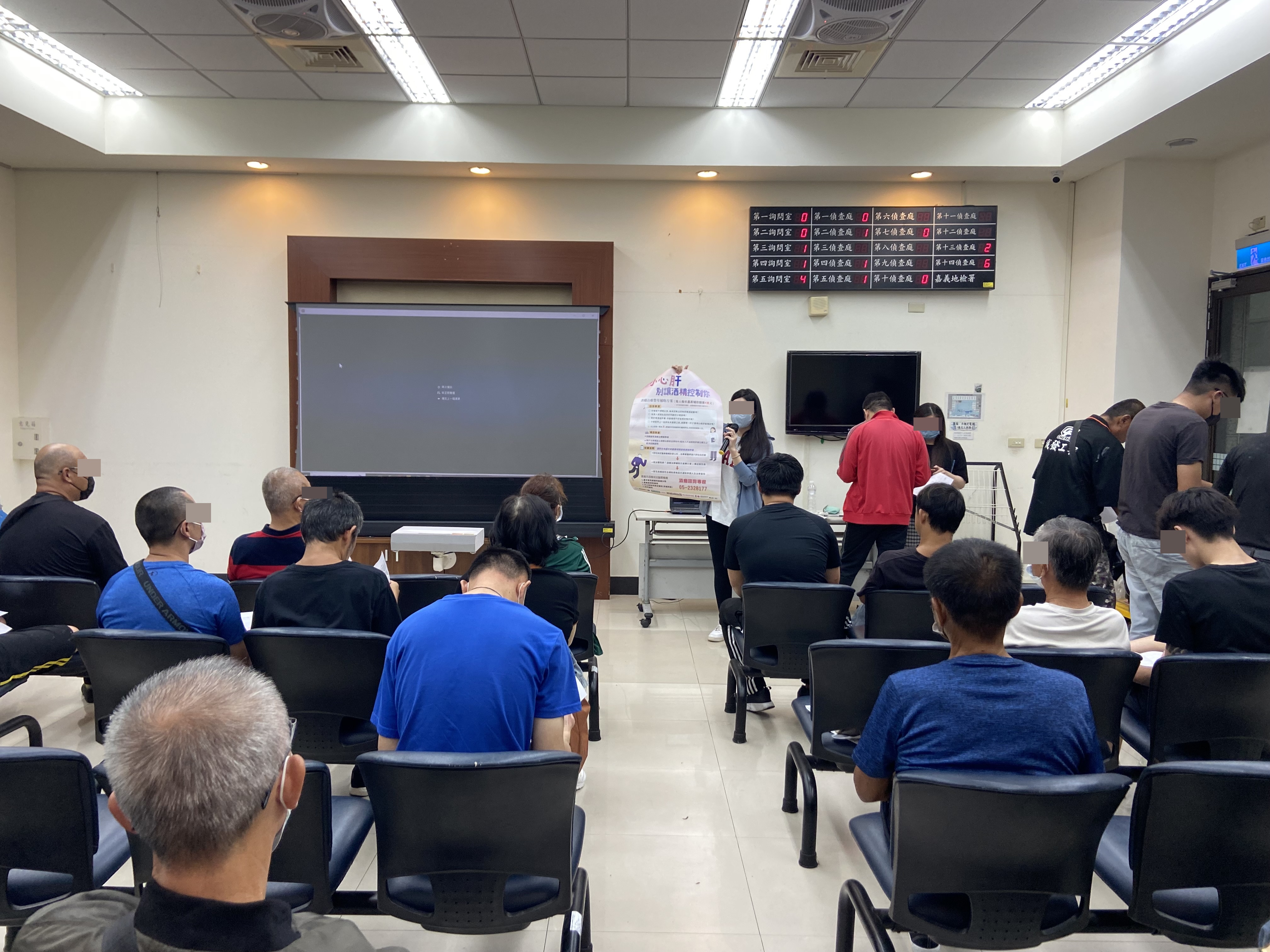 02.嘉義市衛生局人員向社勞人宣導酒癮戒治相關資訊。