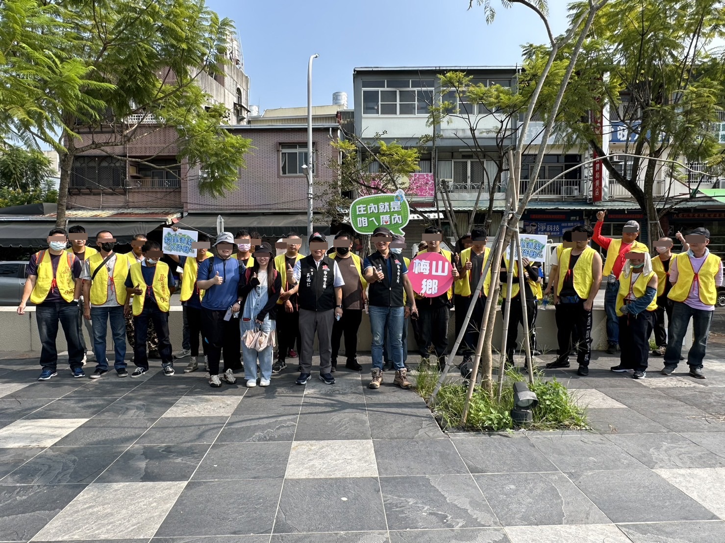 09.梅山鄉公所吳福仁主秘與清潔隊劉瑞欽隊長到場關心勞動人執行狀況。