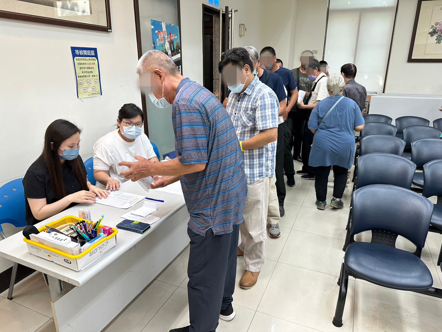 1121011-1.學員依序排隊等待報到，觀護佐理員細心協助相關資料之填寫